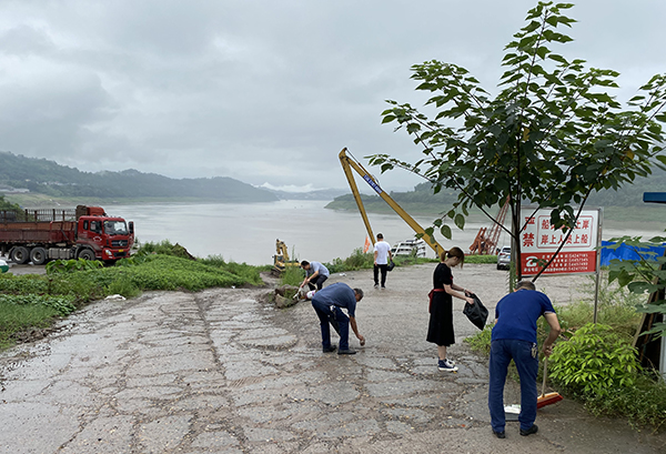 忠縣分公司黨支部開(kāi)展開(kāi)展“美麗港區(qū)，黨員在行動(dòng)”志愿服務(wù)活動(dòng)2_副本.jpg