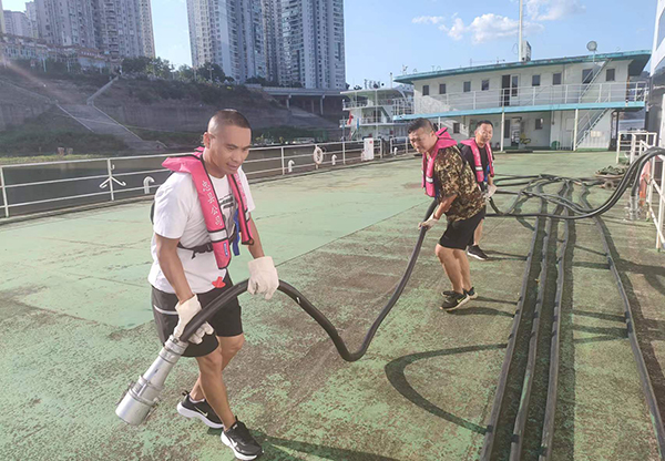 忠縣分公司游輪岸電搭接、船舶生活污水排岸創(chuàng)歷史新高2.jpg