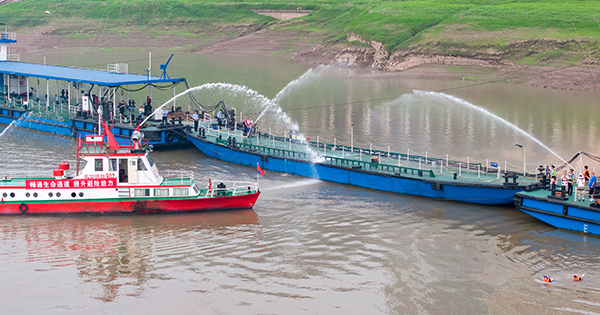 水上消防滅火.jpg